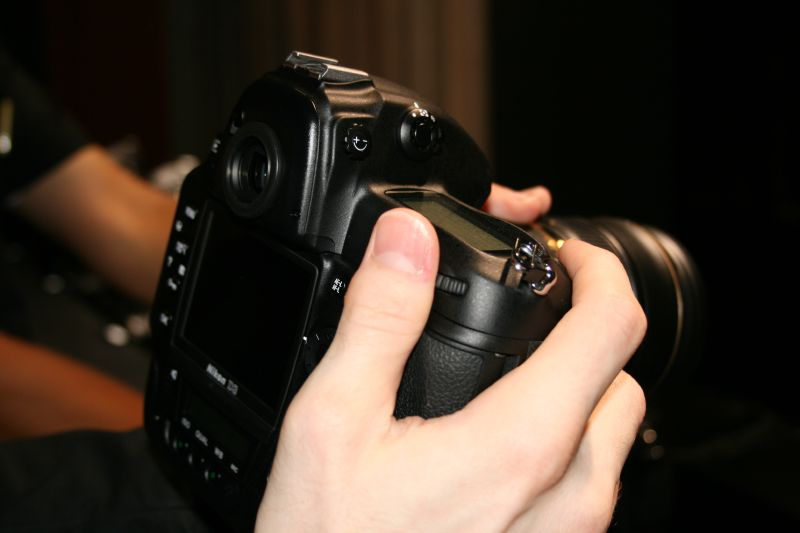 Illustration for article titled Hands On D3 and D300 Impressions: Beefy and Beautiful